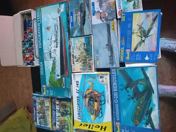 Maquettes plastiques divers et petits soldats