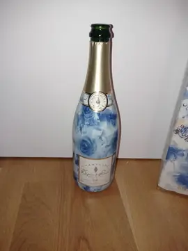 boîte et bouteille champagne vide
