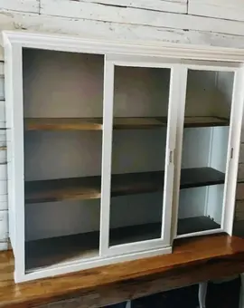 Joli Meuble-étagère en blanc lasuré