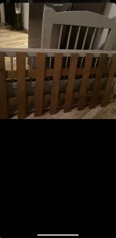 lit à barreaux gris bebe