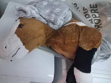 peluche et combinaison pyjama