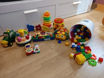 lot de jouets pour jeunes enfants