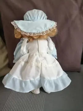 Poupée en porcelaine