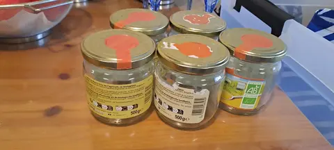 5 pots en verre avec couvercles