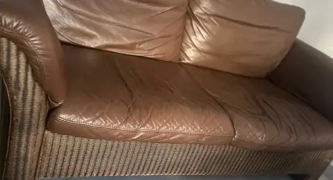 Canapé brun et osier