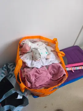 bonjour, je donne 3 sacs vêtement bébé filles ainsi que quelle que jouets