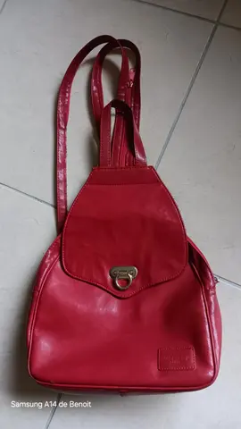 Sac à main à dos rouge avec divers rangements