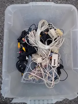 divers cables et chargeurs