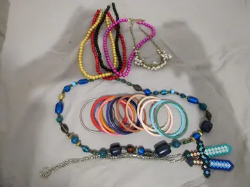 bracelets colliers