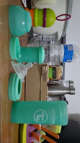 Biberon + contenant marque TWISTHAIKE