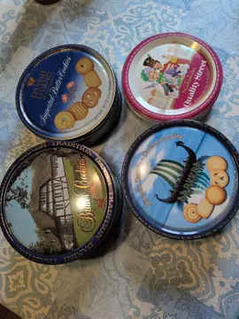 4 boîtes rondes métalliques diamètre 18/19 cm. vides