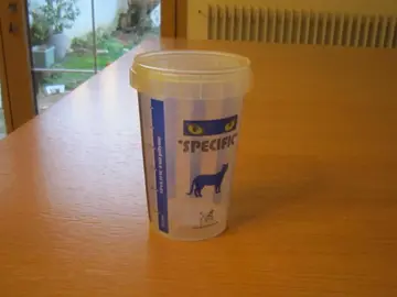 Verres doseurs de croquettes et collerettes pour chat