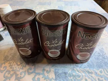 3 boîtes identiques métalliques rondes. 509g. couvercle plastique