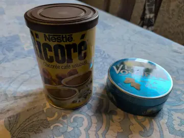 2 boîtes métalliques vides, alimentaires