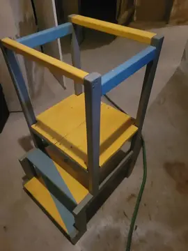 Tour d'observation jaune et bleue