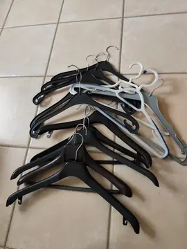 12 cintres en plastique