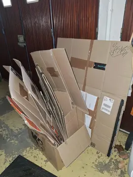 Cartons de déménagement et papier bulle.