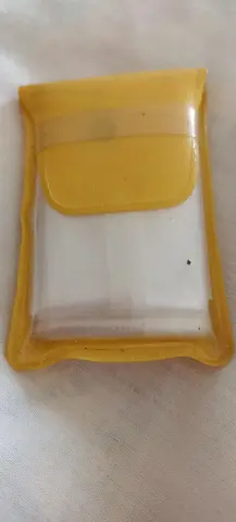 capuche de pluie transparente dans sa pochette