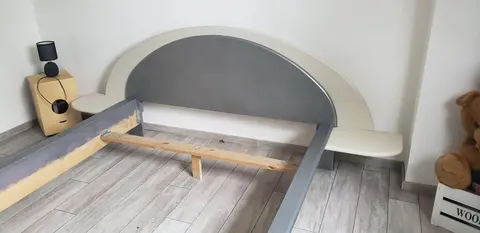 tour de lit en bois + sommier+matelas