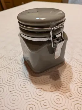 petit pot en faïence. fermeture avec joint