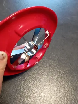 plat rond en terre cuite,et un coupe pommes