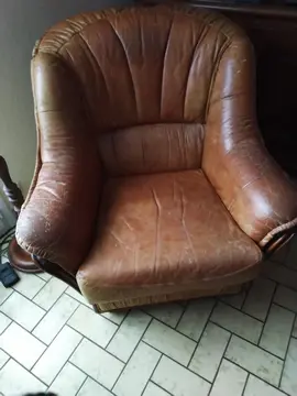 Donne 2 fauteuil cuir marron état entre bon entre moyen