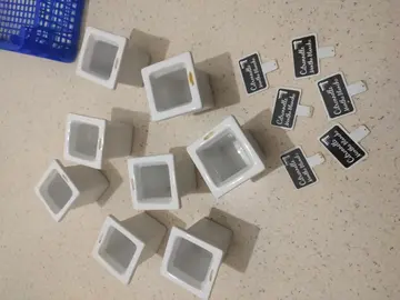 lot pots et étiquettes