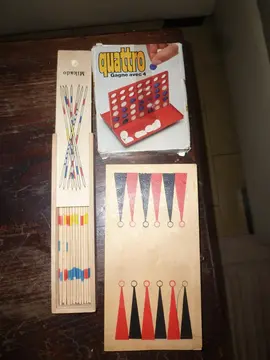 Petits jeux (mikado, backgammon, Quattro)