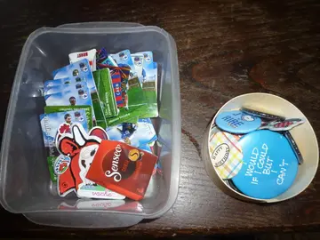 Lot de magnets + badges pour collectionneur