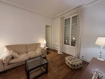 Donne canapé lit 2/3 places en nubuck blanc cassé.