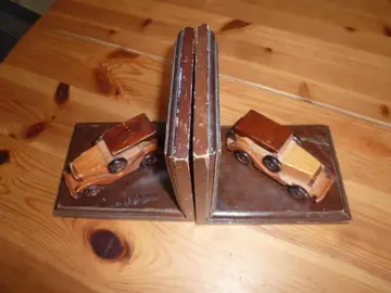 Cale-livres en bois automobiles
