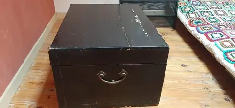 coffre en bois laqué noir à revernir