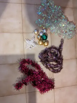 guirlandes et boules de Noël
