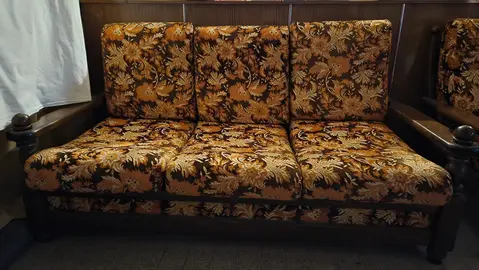 canapé 3 places et 2 fauteuils en bois et tissu marron