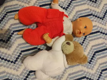 poupon plus peluche bébé