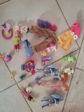 différentes figurines et accessoires