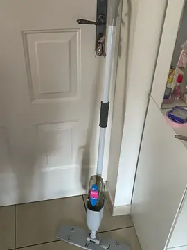 Donne balais serpillière