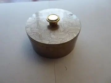 Boite plastique cylindrique 4 compartiments