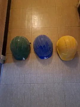 3 casques de chantiers