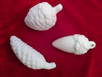 3 pommes de pin à suspendre