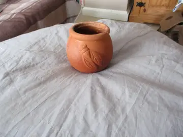 Pot en terre cuite avec cigale en relief