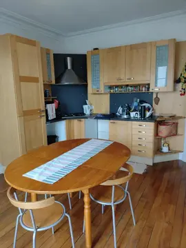 Table en pin modulable + 4 chaises en bois structure en métal