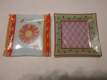 2 petites assiettes carrées