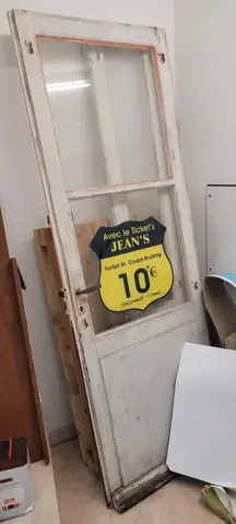une porte vitrée
