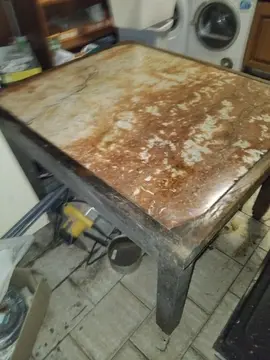 table à pâtisserie très lourde marbre fendu mais fonctionnelle