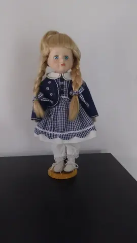 Jolie poupée visage et membres porcelaine