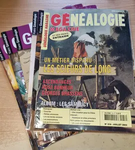 revues diverses de généalogie (plus nombreuses que sur la photo)