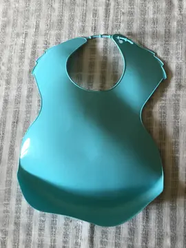 Bavoir plastique bleu récupère aliments