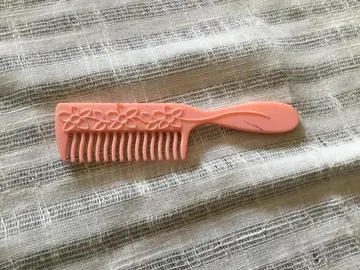 Jouet Peigne rose pour poupée 14 cm