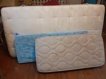 3 matelas Longueur/largeur/épaisseur en cm 180/95/15 120/60/12 130/52/9